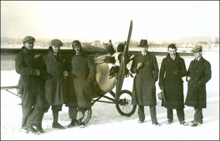 Wolf Hirth (2. v.l.) mit seinem Versuchsflugzeug Hirth A2
